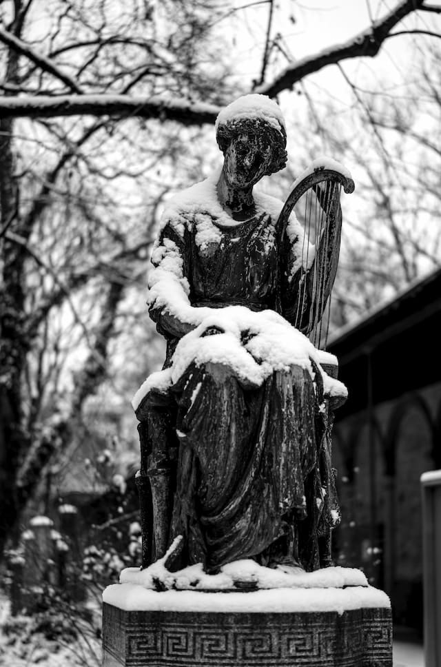 Mit der richtigen Vorbereitung und Pflege können Outdoor Statuen selbst langen Wintern, extrem schlechtem Wetter und eisigen Temperaturen standhalten