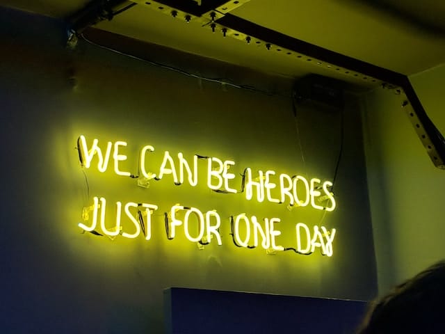 Dieser Neon Schriftzug wurde von David Bowies Songtext zu Heroes inspiriert
