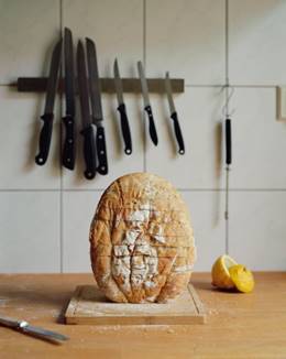 Fotograf Maximilian Schwarzmann stiftet seine Fotografie „Brot (noch warm)" aus seiner Werkgruppe „How a photographic enlarger works“, in der er handwerkliche Parallelen zwischen dem Entwickeln eines Bildes und alltäglichen Arbeiten erforscht.
