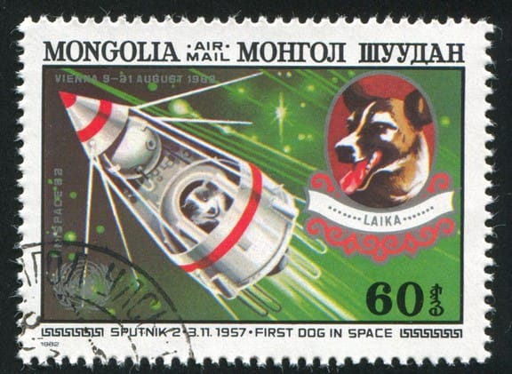 Briefmarke der Mongolei, zeigt Sputnik 2 und Laika, um 1982.