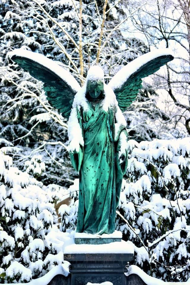 Bronzefiguren im Winter - regelmäßige Politur zum Schutz vor Korrosion wird empfohlen