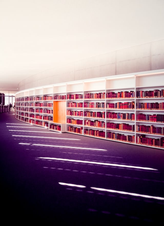 Trotz der immensen Vorteile digitaler Ressourcen sollte man traditionelle Bibliothekskataloge nicht übersehen