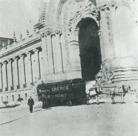 Ein Transportwagen von Chenue vor dem Grand Palais in Paris im Jahr 1902 (c) Chenue