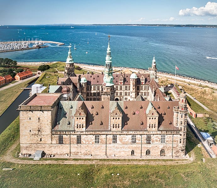 Drohnenbild von Schloss Kronborg in Helsingør. Auf der anderen Seite des Öresunds ist die Westküste Scanias zu sehen.