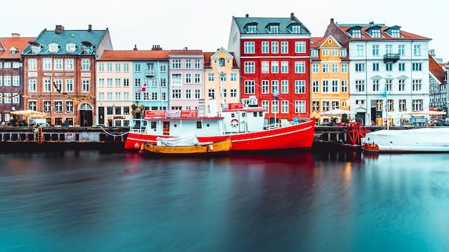 Bootsanlegestelle vor charakteristisch bunten Gebäuden, Kopenhagen (Dänemark)