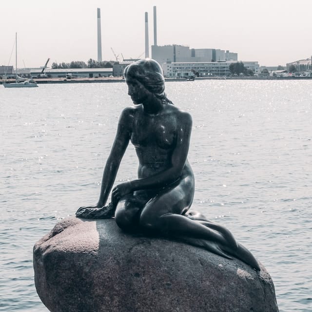 Die kleine Meerjungfrau von Hans Christian Andersen wacht über den Hafen von Kopenhagen