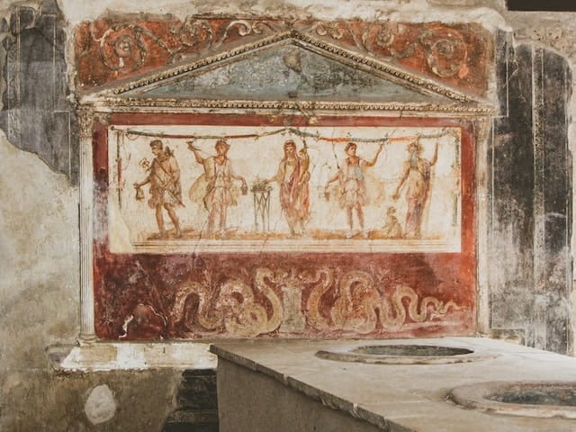 Antikes Wandgemälde in der weitläufigen archäologischen Stätte von Pompeji in der süditalienischen Region Kampanien