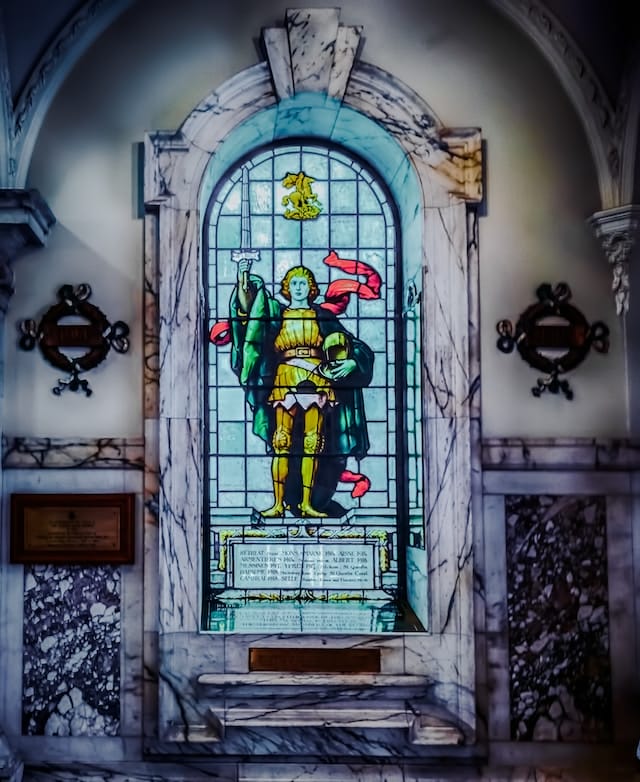 Sakrale Fenstermalerei in der Belfast City Hall, Nordirland