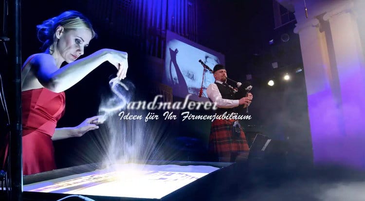 Unvergessliche Firmenfeiern: Kreative Konzepte für einzigartige Events Kreative Ideen bühnenshows Sandmalerei im Rahmen einer Live-Sand-Show bei einer Firmenveranstaltung, begleitet durch Live-Musik (Dudelsack)