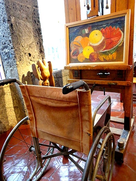 Frida Kahlos Rollstuhl in der Casa Azul, Coyoacán, Mexiko-Stadt.
