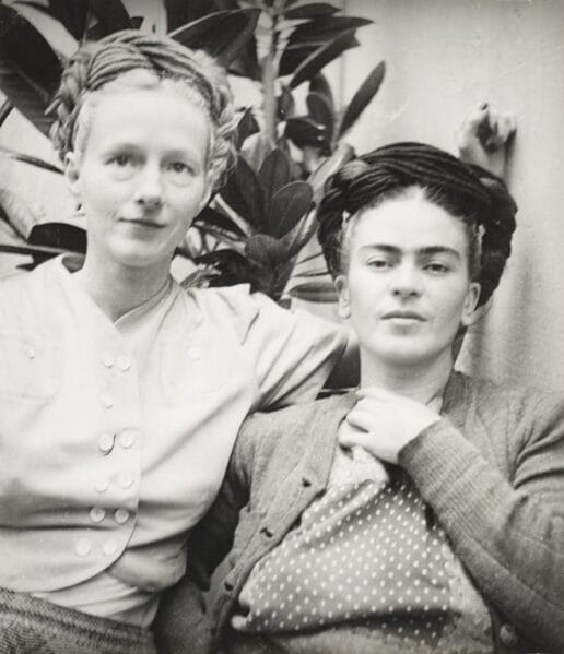 Fotoaufnahme von Frida Kahlo mit Künstlerkollegin Emmy Lou Packard in Coyoacán, Mexiko, 1941