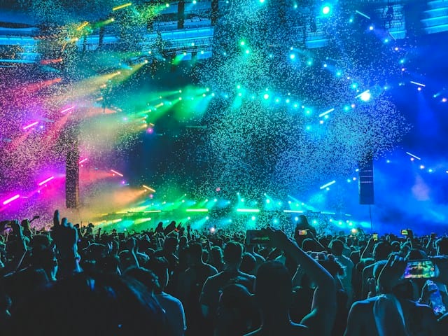 Unvergessliche Firmenfeiern: Kreative Konzepte für einzigartige Events Kreative Ideen bühnenshows Visuell beeindruckende Shows, kreative Unterhaltung oder interaktives Teambuilding? Was darf es sein?