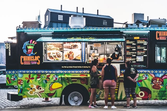 Food Truck mit mexikanischem Essen, in thematisch stimmigem Truck Design