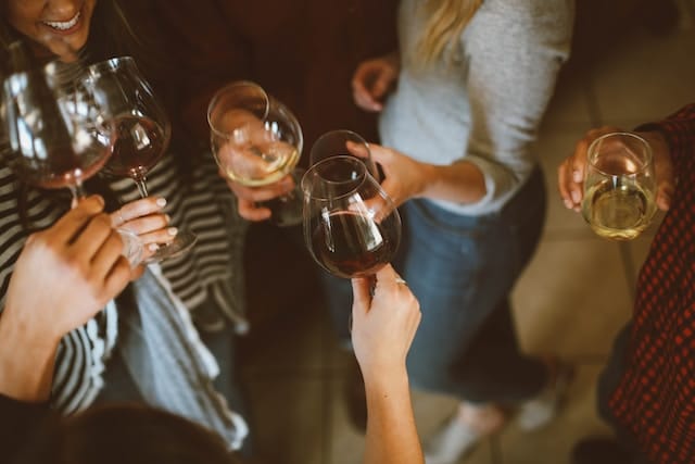 Weinverkostungen in lockerer Atmosphäre stärken das Zusammengehörigkeitsgefühl durch beschwingten Austausch innerhalb eines Teams