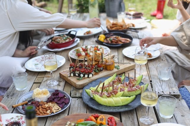 Auf sommerlichen Outdoor-Festen bietet sich leichtes Fingerfood an