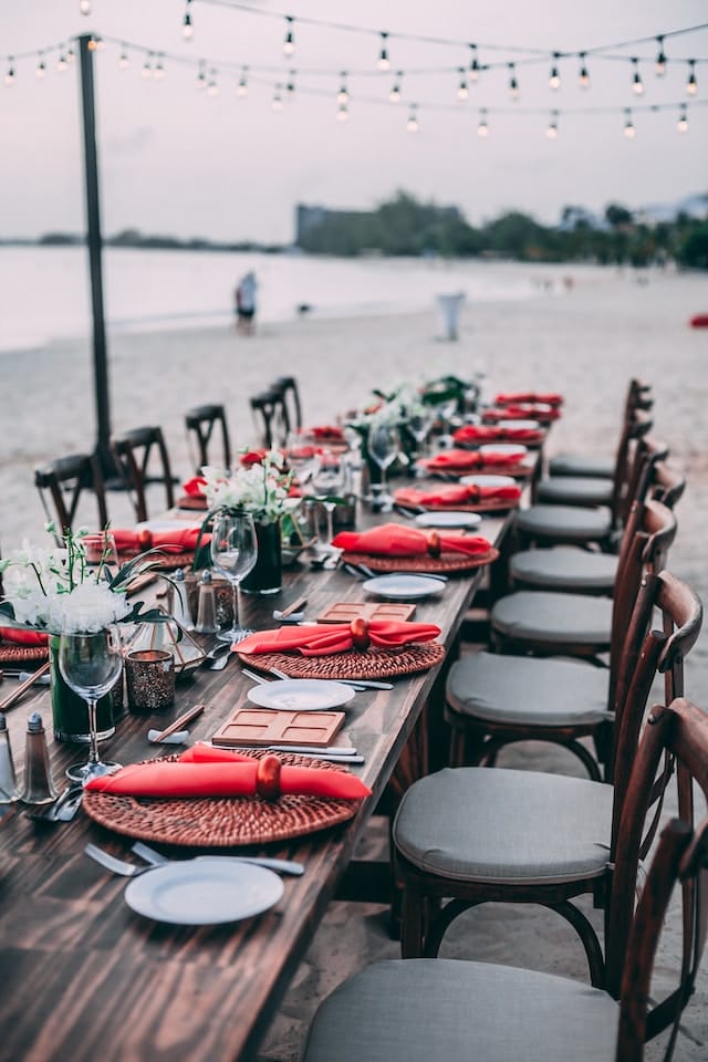 Unvergessliche Firmenfeiern: Kreative Konzepte für einzigartige Events Kreative Ideen bühnenshows Auch am Strand oder See lässt sich stilvoll speisen. Ein guter Caterer liefert nicht nur leckeres Essen, sondern sorgt auch für stimmungsvolles Ambiente