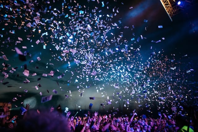 Unvergessliche Firmenfeiern: Kreative Konzepte für einzigartige Events Kreative Ideen bühnenshows Firmen-Events spielen eine große Rolle für Mitarbeiterbindung, Teambuilding und Motivation