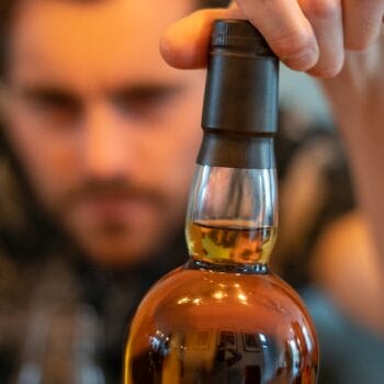 Immer mehr Menschen finden in Whisky nicht nur Genuss, sondern auch eine lohnende Wertanlage