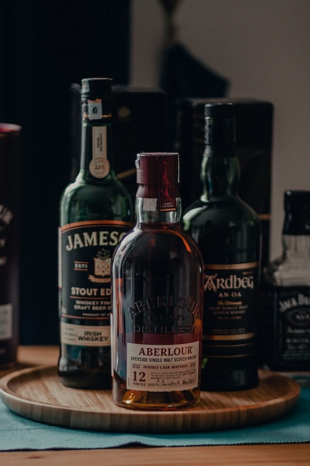 Berühmte schottische Destillerien wie The Macallan, Laphroig, Talisker, Chivas Regal, Ardbeg, Bowmore und Aberlour sichern schottischen Ruf als Whisky-Paradies auf der ganzen Welt