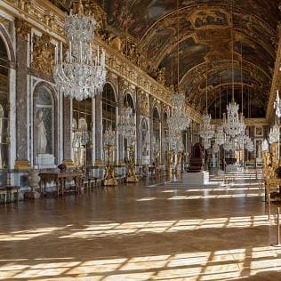 Todas las obras de arte de la sala, junto con las pinturas del techo, crean un entorno magnífico para el Salón de los Espejos de Luis XIV en el Palacio de Versalles.
