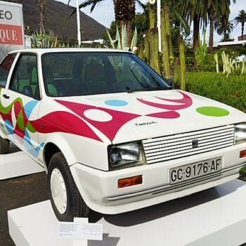 Kunstvoll gestalteter SEAT Ibiza vor dem Casa-Museo César Manrique in Haría, Lanzarote
