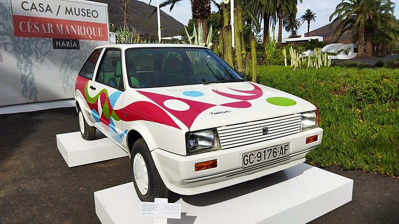 Kunstvoll gestalteter SEAT Ibiza vor dem Casa-Museo César Manrique in Haría, Lanzarote