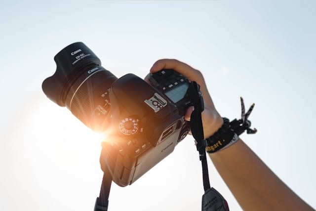 Mit beeindruckender Geschwindigkeit und intuitiven Bedienelementen ist die vielseitige WLAN-DLSR, Canon EOS 80D eine ideale Allrounder-Kamera; hier zu sehen mit einer EW-63C Streulichtblende für Aufnahmen ins Licht