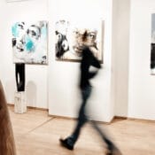 Foto einer Vernissage in den Räumlichkeiten der Kunstgalerie Inspire Art