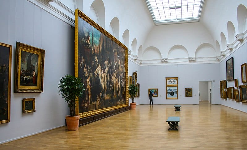 Kunsthalle Hamburg - Cultural highlight in northern Germany museums architecture Exhibition hall in the Hamburg Kunsthalle. The great painting: Hans Makart, the move in Emperor Charles V in Antwerp, 1878. Left next to it: Ferdinand Heilbuth, the painter Luca Signorelli on the body of his son, which was killed by a minor, 1859.