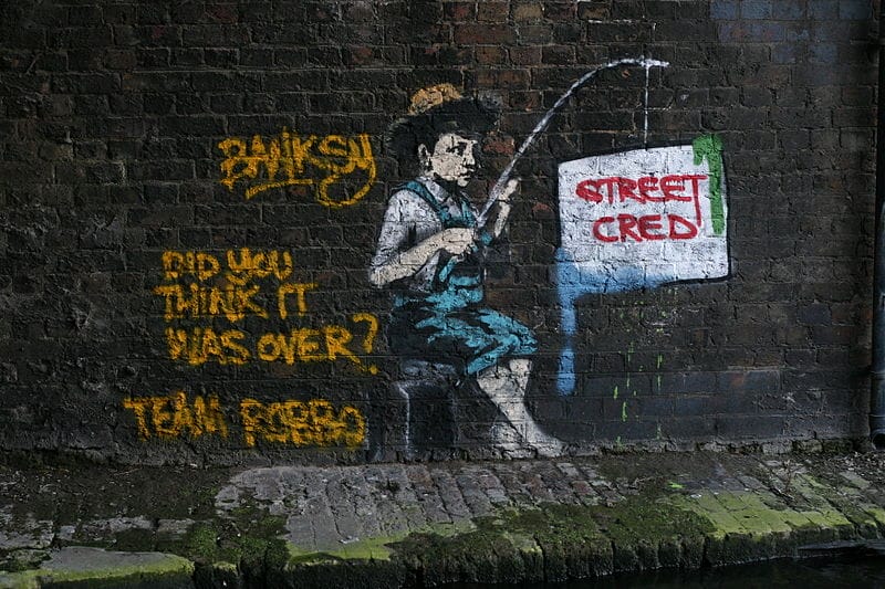 Team Robbo vs Banksy (Street Cred - Did You Think it was over); Robbo veränderte das Werk von Banksy unter der Brücke in der Nähe von Camden Lock