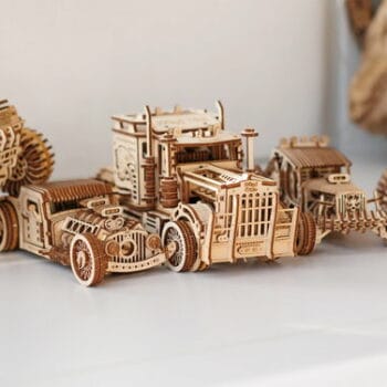 3D-Holzpuzzles von WoodTrick werden von professionellen Ingenieuren entwickelt. Hier zu sehen sind Modelle aus der "Moderne Maschinen"-Serie