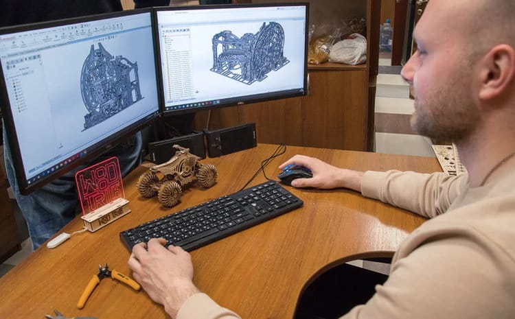 Bearbeitung eines 3D-Modells am PC durch einen Produktingenieur von WoodTrick