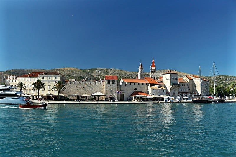 Blick auf Trogir, vom Meer aus