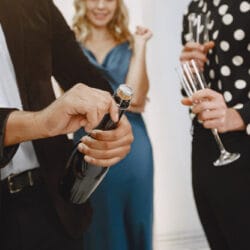 Auf einer Vernissage wird gerne mit einem guten Tropfen angestoßen