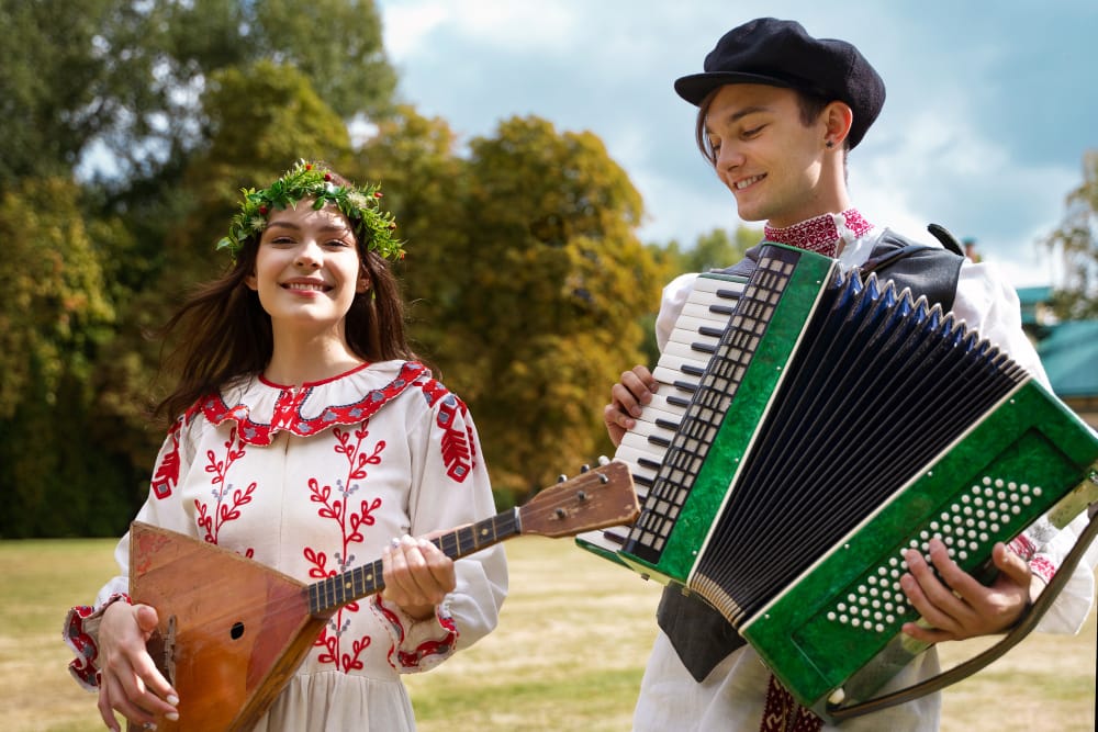 Die Balalaika und das Knopfakkordeon Bajan sind typische russische Instrumente