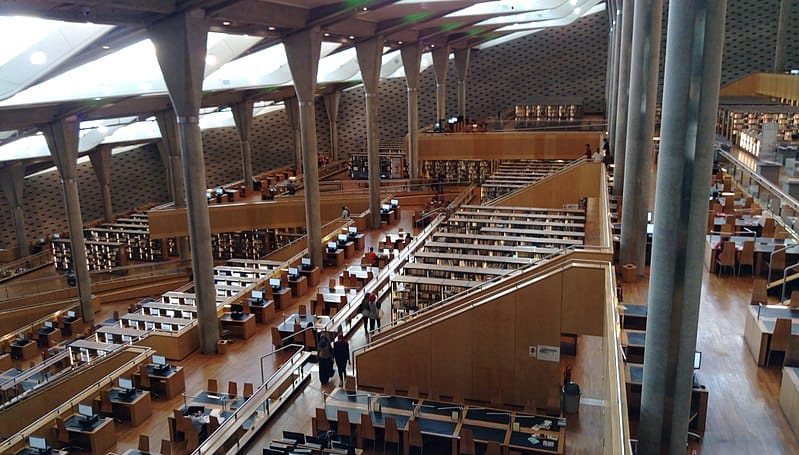 Die große Bibliothek von Alexandria ist berühmt dafür, dass sie die größte Büchersammlung der Antike war