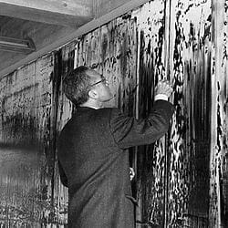 Gerhard Richter devant sa fresque murale « Illusions » (1989), rebaptisée plus tard « Saint-Gall », dans le bâtiment de la bibliothèque de l'Université de Saint-Gall (HSG)