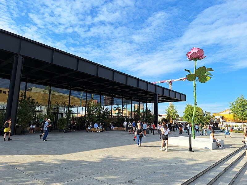 Isa Genzken Pink Rose 2023 vor der Neuen Nationalgalerie Berlin