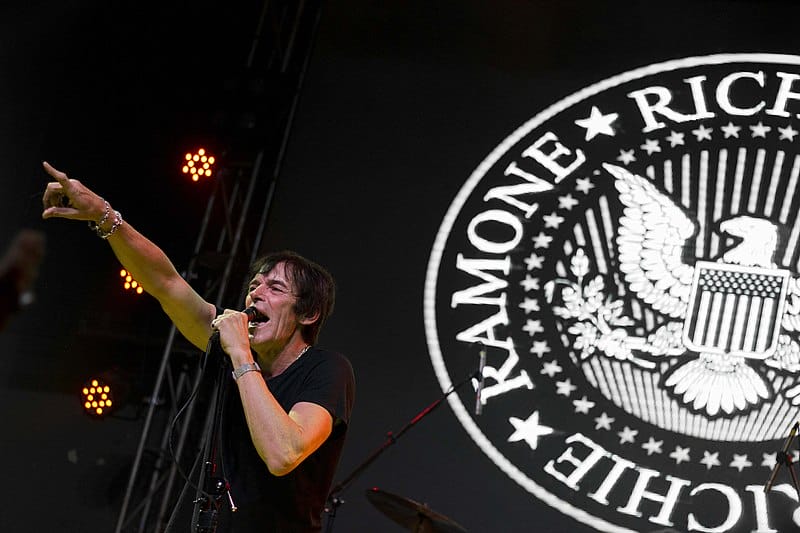 Richie Ramone bei einem Aufritt in Chile 2018, mit Bandlogo im Hintergrund