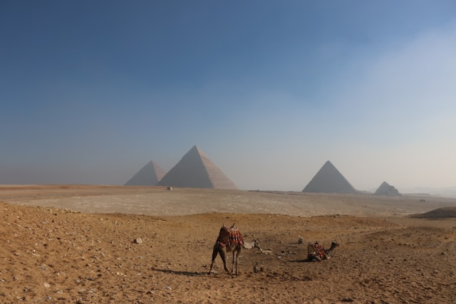 Die Pyramiden von Gizeh in Ägypten gehören zu den bekanntesten und ältesten erhaltenen Bauwerken der Menschheit. Sie stehen am westlichen Rand des Niltals, etwa acht Kilometer südwestlich der Stadt Gizeh (Gîza). Sie sind rund 15 km vom Kairoer Stadtzentrum entfernt.