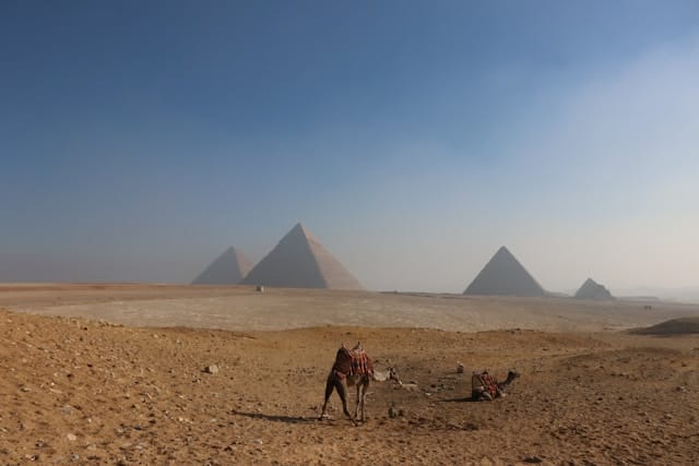 Discover Egypt's cultural treasures - on the Nile to antique temples and sites of cultural life Africa The Pyramids of Giza in Egypt are among the best known and oldest preserved buildings in mankind. They stand on the western edge of the Niltal, about eight kilometers southwest of the city of Gizeh (Gîza). They are around 15 km from the Cairo city center.