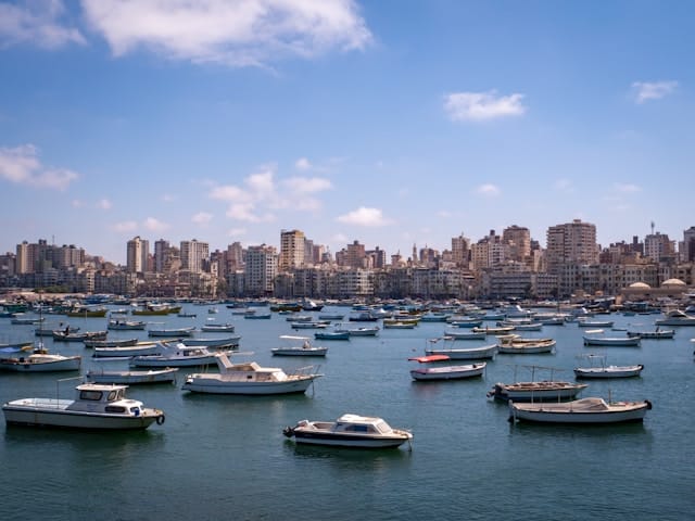 Discover Egypt's cultural treasures - on the Nile to antique temples and sites of cultural life Africa The Egyptians call their port city of Alexandria "pearl of the Mediterranean". The country's literary jewel is also located directly on the coast - the library.