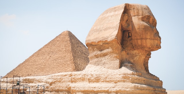 Die Große Sphinx von Gizeh ist mit über 70 Metern Länge und 20 Metern Höhe wohl eines der bekanntesten Bauten des Alten Ägypten