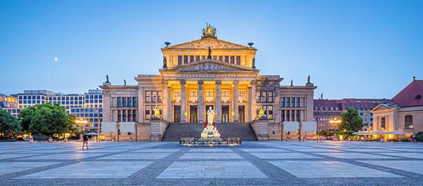 Panoramablick auf das berühmte Berliner Konzerthaus am historischen Gendarmenmarkt in der Dämmerung während der blauen Stunde in der Abenddämmerung im Sommer, Bezirk Berlin-Mitte, Deutschland