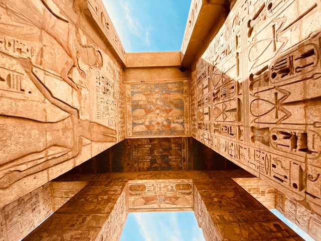 Die thebanische Nekropole in Al Aqaleta (Ägypten) ist ein stolzer Zeitzeuge einer kunstfertigen Hochkultur am Nil