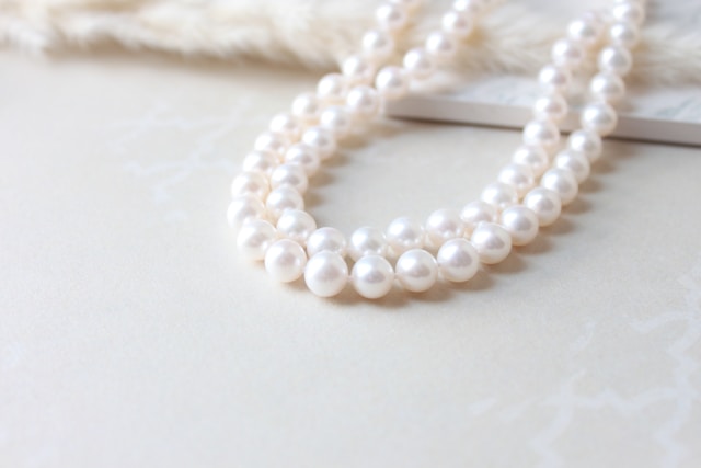Perlenketten sorgen auch abseits von Hochzeiten für einen stilvollen Glamour-Faktor