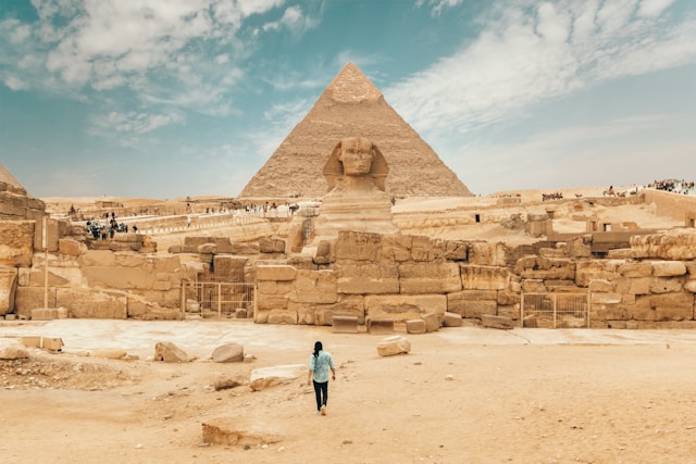 Inmitten der Wüste Ägyptens ragen sie majestätisch empor - die Pyramiden von Gizeh