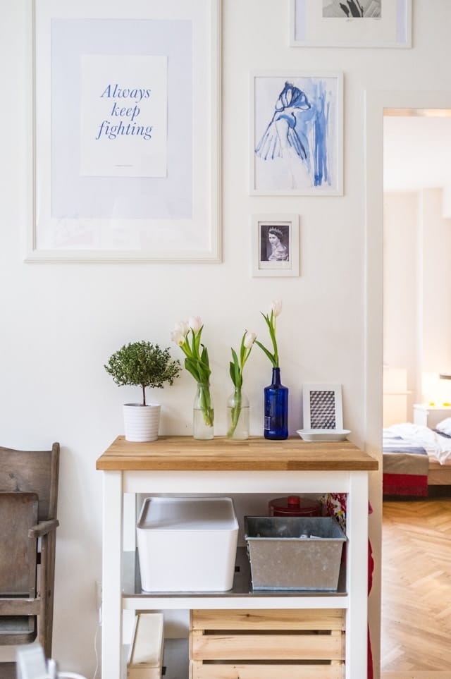 Ihre Fotos in Wandkunst verwandeln - Der ultimative Leitfaden für Leinwandbilder Inneneinrichtung canvas prints Auch hier stimmt die Anordnung der Bilder sowie die Abstände zu Mobiliar und Türrahmen.