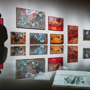 Erkunden Sie verschiedene Arten von Kunstwerken, Medien und Stilen
