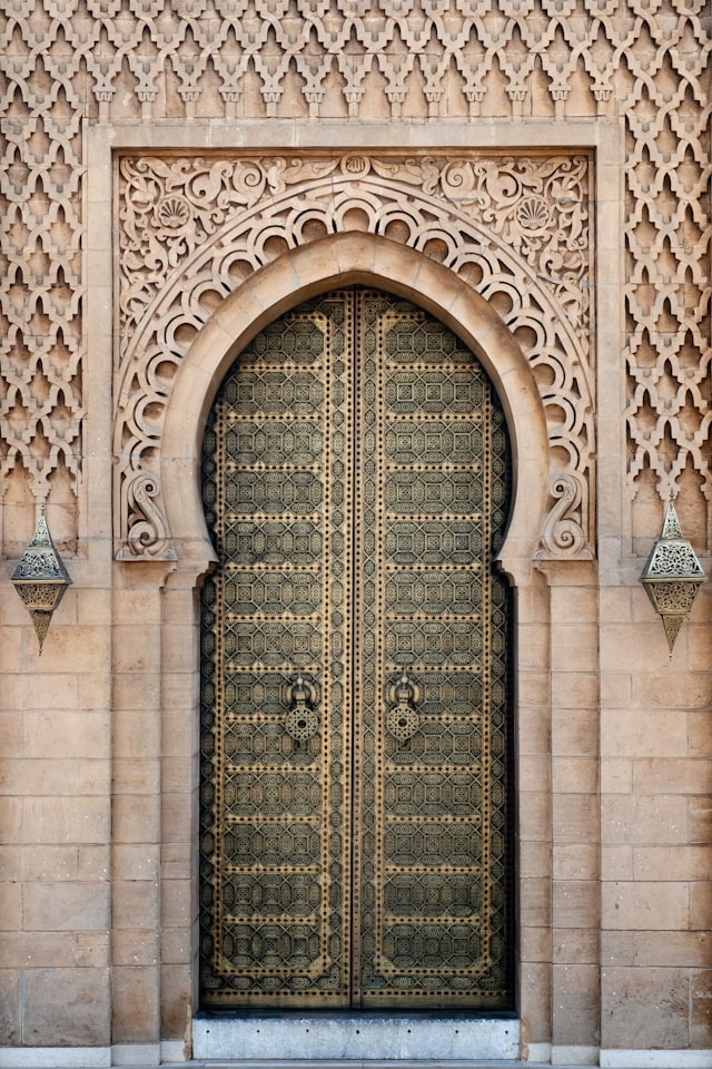Eine üppig verzierte Tür aus dem orientalischen Kulturraum